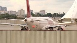 En esta imagen tomada de un video, un avión de Avianca que encontró turbulencia severa y tuvo que realizar un aterrizaje de emergencia se encuentra estacionado el viernes 9 de octubre de 2026 en el Aeropuerto Internacional de Miami. (WSVN/ABC Miami vía AP)
