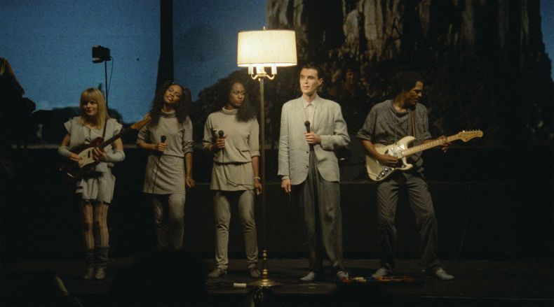 En esta imagen proporcionada por A24, de izquierda a derecha, Tina Weymouth, Ednah Holt, Lynn Mabry, David Byrne y Alex Weir en una escena de Stop Making Sense. (Jordan Cronenweth/A24 vía AP)