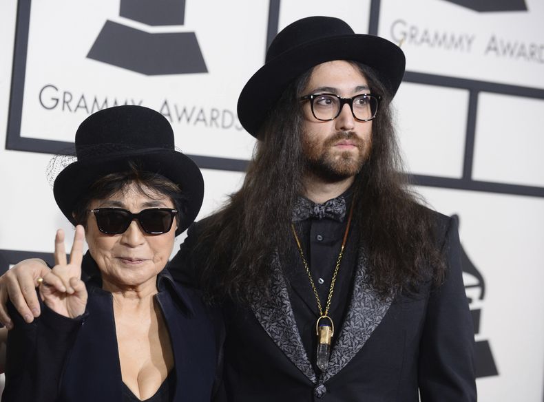 ARCHIVO - Yoko Ono, esposa del fallecido John Lennon, a la izquierda, y su hijo Sean Lennon llegan a la 56ª entrega anual de los premios Grammy en Los Ángeles el 26 de enero de 2014. (Foto Jordan Strauss/Invision/AP, archivo)