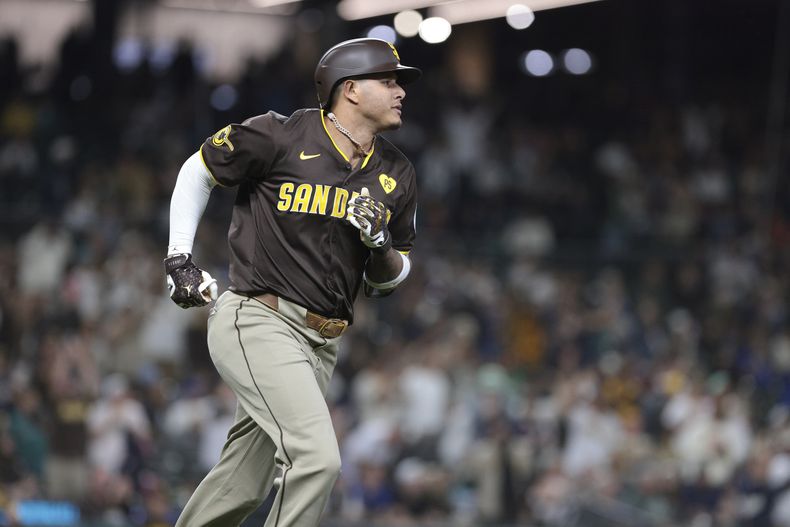 El mexicano Manny Machado, de los Padres de San Diego, recorre las bases luego de batear un jonrón de dos carreras ante los Marineros de SEattle, el martes 10 de septiembre de 2024 (AP Foto/Jason Redmond)