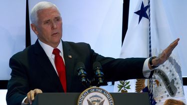 Pence: EEUU revocará 77 visas a venezolanos leales a Maduro