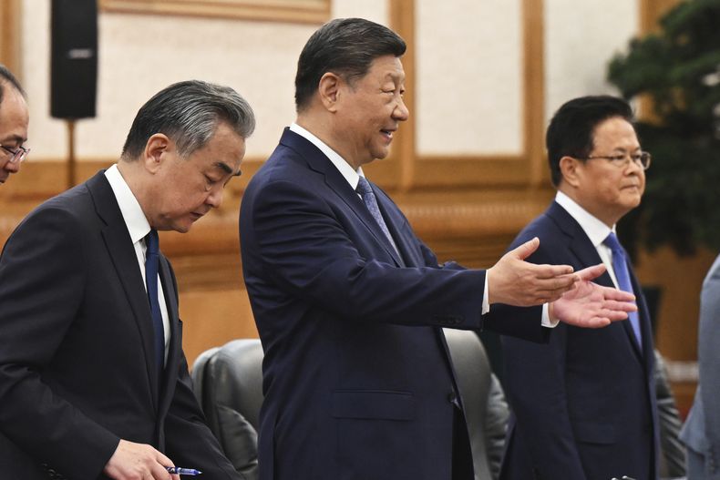 El presidente de China, Xi Jinping, en el centro, hace gestos mientras saluda al primer ministro australiano, Anthony Albanese en el Gran Salón del Pueblo en Beijing, China, el martes 15 de julio de 2025. (Lukas Coch/AAP Image via AP)
