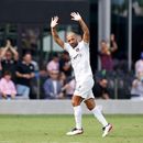 ARCHIVO - El entonces delantero de Inter Miami Federico Higuaín saluda a los espectadores tras ser reemplazado durante el segundo tiempo del partido contra New York City FC, el 30 de octubre de 2021, en Fort Lauderdale, Florida. (AP Foto/Wilfredo Lee)