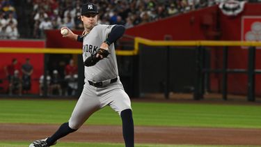 Cam Schlittler de los Yankees de Nueva York lanza en la primera entrada ante los Diamondbacks de Arizona el sábado 19 de septiembre del 2026. (AP Foto/Caitlin OHara)