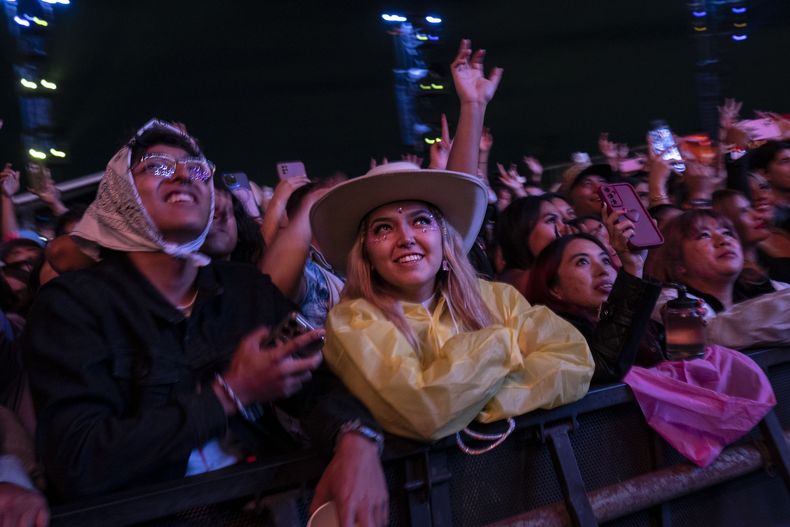 El público en el concierto del cantante mexicano Junior H en el festival Arre en la Ciudad de México el domingo 8 de septiembre de 2024. (Foto AP/Felix Marquez)