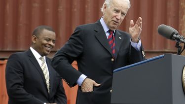 americateve | Rodeado por contenedores de carga mar&iacute;tima, el vicepresidente de Estados Unidos Joe Biden (derecha), acompa&ntilde;ado por el secretario del Transporte Anthony Foxx, habla el lunes 18 de noviembre de 2013, en el Puerto de Houston, en Pasadena, Texa