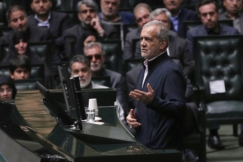 ARCHIVO - El presidente iraní Masoud Pezeshkian habla durante un memorial en el Parlamento en Teherán, Irán, el miércoles 21 de mayo de 2025. (AP Foto/Vahid Salemi, Archivo)