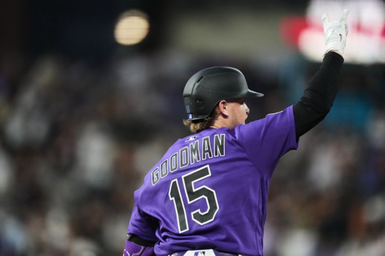 Hunter Goodman (de los Rockies de Colorado) hace un gesto hacia el bullpen mientras recorre las bases tras conectar un jonrón solitario ante el lanzador relevista Alex Lange (de los Reales de Kansas City) en la séptima entrada de un partido de béisbol el sábado 1 de agosto de 2026, en Denver. (Foto AP/David Zalubowski)