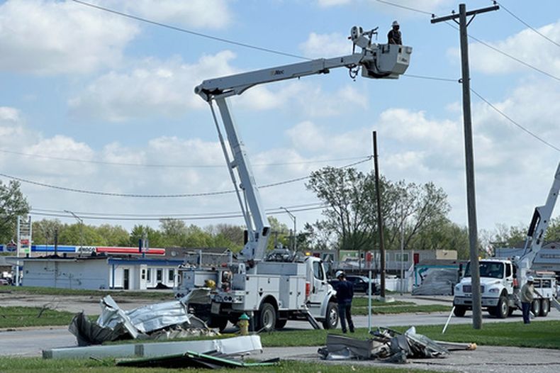Trabajadores reparan cables eléctricos en Ottawa, Kansas, el 14 de abril de3l 2026. (AP foto/Nick Ingram)