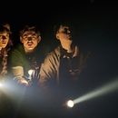 Esta imagen difundida por Netflix muestra a Isabella Pappas, de izquierda a derecha, Oscar Lloyd y Christopher Buckley durante una presentación de Stranger Things: The First Shadow en Londres. Los productores de la obra de teatro de Stranger Things dijeron el martes 7 de agosto que el último esfuerzo de la franquicia llegará al Marquis Theatre de Nueva York en la primavera de 2025. (Manuel Harlan/Netflix via AP)
