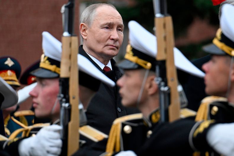 El presidente de Rusia Vladímir Putin, al fondo y al centro, asiste a una ceremonia para colocar flores en la Tumba del Soldado Desconocido, el sábado 9 de mayo de 2026, en Moscú. (Alexander Nemenov/Pool Foto via AP, Archivo)