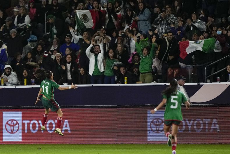 La mexicana Jacqueline Ovalle (11) celebra después de marcar el primer gol de la selección mexicana mientras que la defensa Karen Luna (5) corre para alcanzarla en la victoria 2-0 ante Estados Unidos en la Copa Oro femenina de la CONCACAF, el lunes 26 de febrero de 2024. en Carson, California. (AP Foto/Ryan Sun)
