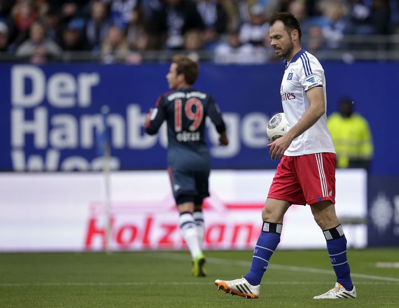 El jugador de Bayern Munich, Mario Goetze, izquierda, festeja un gol contra Hamburgo en la Bundesliga el s&aacute;bado, 3 de mayo de 2014, en Hamburgo, Alemania. (AP Photo/Michael Sohn)