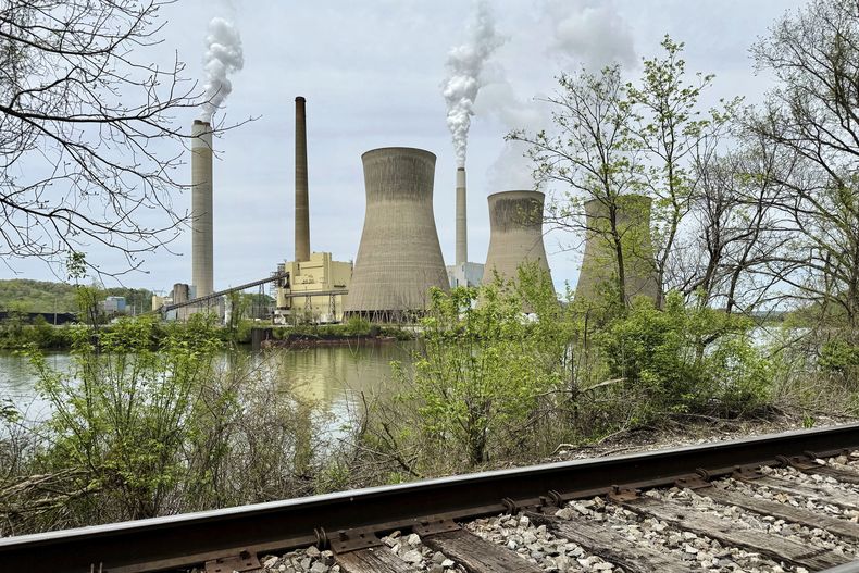 La planta de electricidad alimentada por carbón John Amos en Winfield, Virginia Occidental, el 22 de abril del 2025. (AP foto/John Raby)