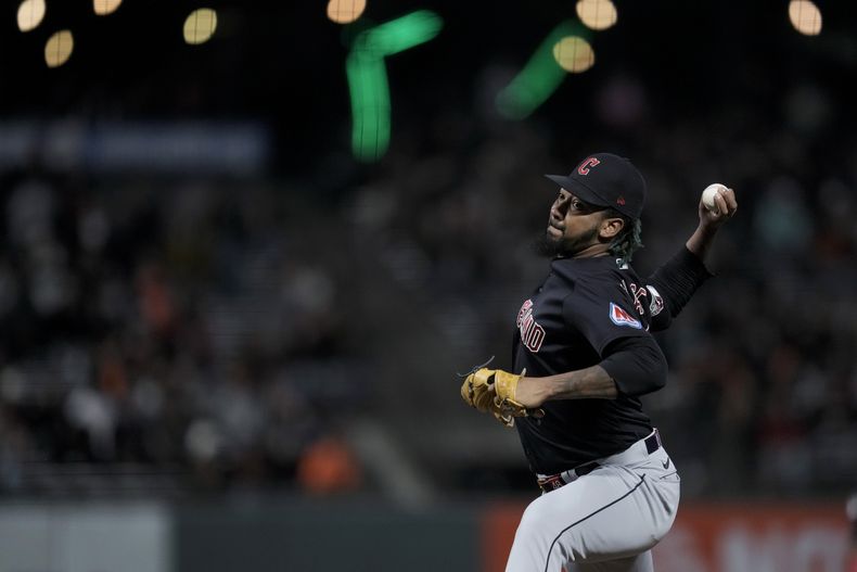 El dominicano Emmanuel Clase, de los Guardianes de Cleveland, lanza en el juego del martes 12 de septiembre de 2023, ante los Gigantes de San Francisco (AP Foto/Godofredo A. Vásquez)