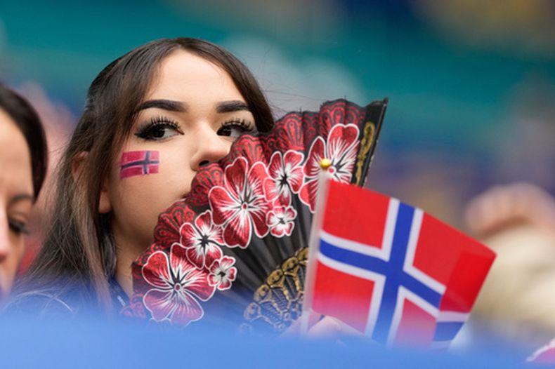 Una aficionada noruega espera el inicio del partido de cuartos de final de la Copa del Mundo ante Inglaterra en Miami Gardens, Florida, el sábado 11 de julio de 2026 (AP Foto/Chris Carlson)