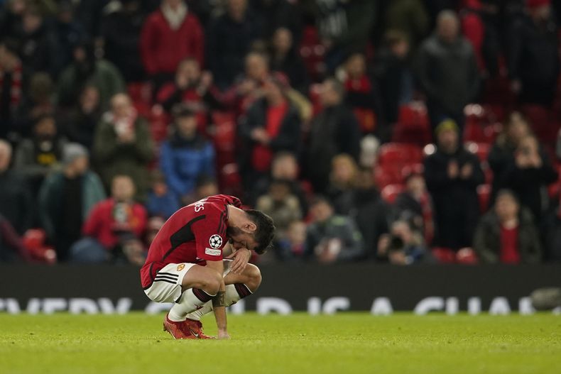 Bruno Fernandes del Manchester United en cuclillas tras quedar eliminados en la fase de grupos de la Liga de Campeones al perder ante el Bayern Munich el martes 12 de diciembre del 2023. (AP Foto/Dave Thompson)