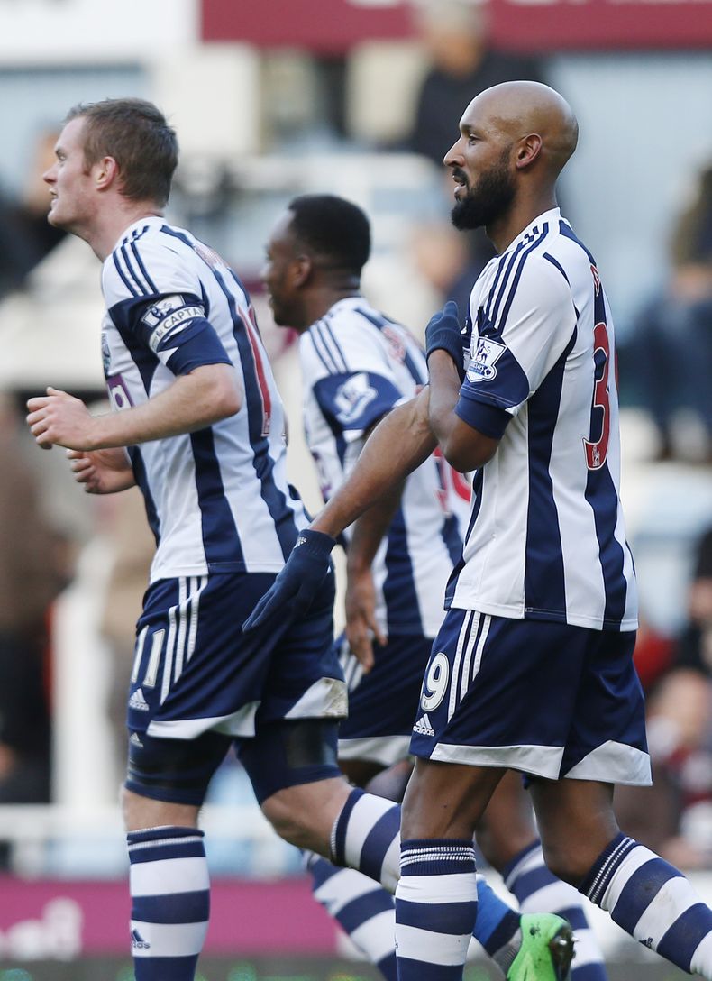 El atacante del West Bromwich Albion Nicolas Anelka (derecha) hace una se&ntilde;al tras anotar un gol contra el Wet Ham el s&aacute;bado 28 de diciembre de 2013. El ministro de Deportes de Francia calific&oacute; el gesto como "repugnante" y el