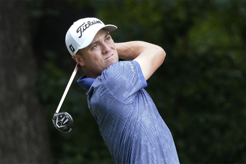 En foto del 4 de agosto del 2023, Justin Thomas observa su tiro en el hoyo dos en la segunda ronda del torneo Wyndham Championship. El martes 29 de agosto del 2023 Thomas fue elegido como parte del equipo estadounidense para la Copa Ryder junto a Rickie Fowler y Brooks Koepka. (AP Foto/Chuck Burton)