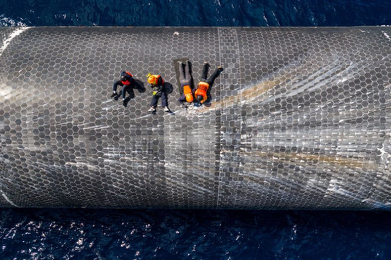 En la imagen, proporcionada por SpaceX el 27 de agosto de 2026, varios Ingenieros inspeccionan la nave Starship frente a la costa de la isla de Navidad, en el océano Índico, tras su lanzamiento en un vuelo de prueba realizado en julio. (SpaceX vía AP)