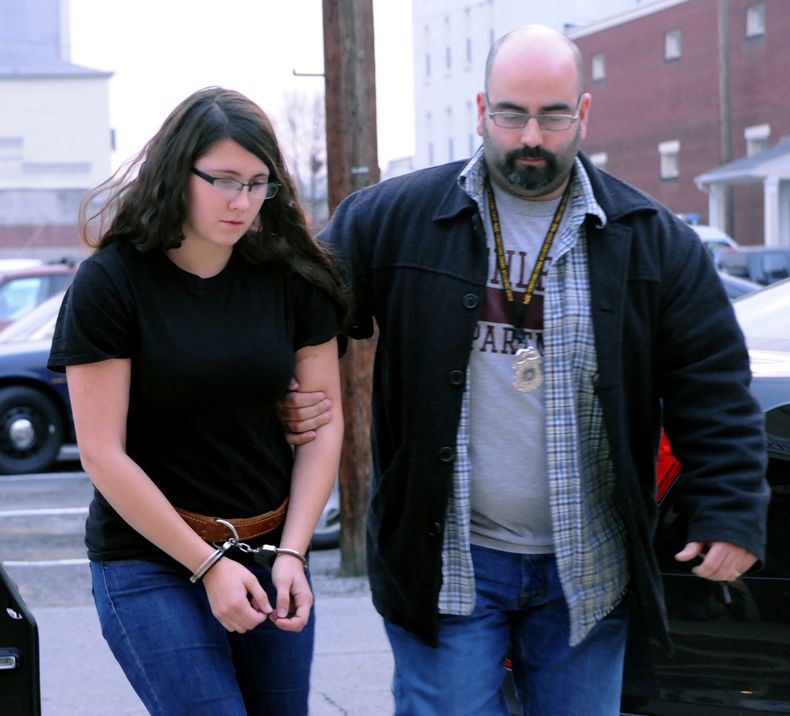 En esta fotograf&iacute;a de archivo del martes 3 de diciembre de 2013, Miranda K. Barbour es conducida a la oficina del juez de distrito Ben Apfelbaum en Sunbury, Pennsylvania, por el polic&iacute;a Travis Bremigen. (Foto AP/The News-Item, Mike Staugaiti