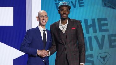 Brandon Miller, a la derecha, posa con el comisionado de la NBA, Adam Silver, después de que los Hornets de Charlotte, lo contrataran como segundo seleccionado general en el draft de la NBA en Nueva York, el jueves 22 de junio de 2023. (AP Foto/John Minchillo)