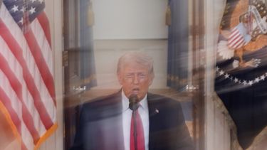 En la imagen, lograda con un tiempo largo de exposición, el presidente de Estados Unidos, Donald Trump, habla sobre la guerra contra Irán desde el Corredor Estatal de la Casa Blanca, el 1 de abril de 2026, en Washington. (AP Foto/Alex Brandon, Pool)