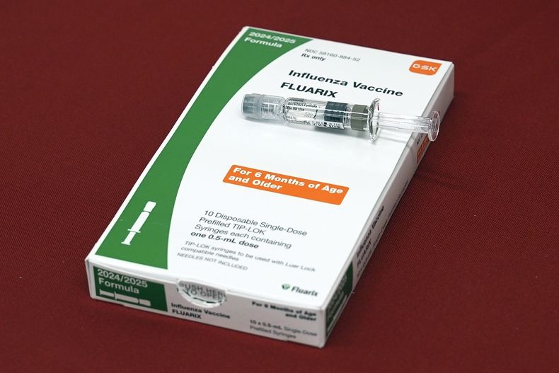 ARCHIVO - Una vacuna contra la influenza es exhibida en una farmacia de Nueva York, el martes 24 de septiembre de 2024. (AP Foto/Mary Conlon, Archivo)
