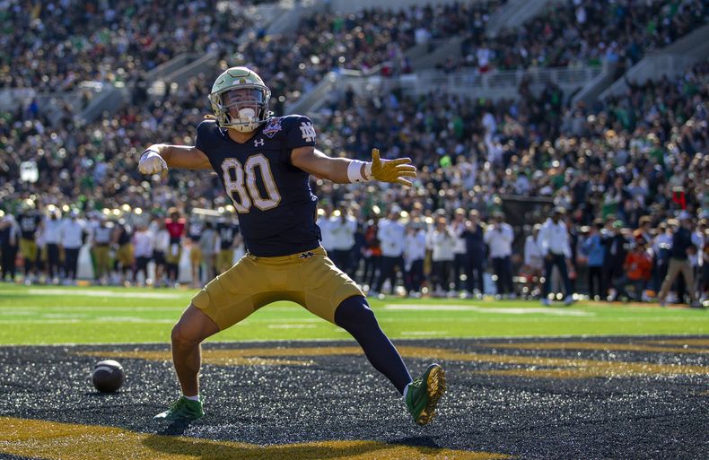 Jordan Faison, receptor de Notre Dame, festeja luego de anotar en el Sun Bowl ante Oregon State, el viernes 29 de diciembre de 2023, en El Paso, Texas (AP Foto/Andres Leighton)
