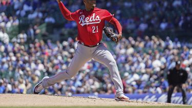 El abridor de los Rojos de Cincinnati Hunter Greene lanza en la primera entrada del juego ante los Cachorros de Chicago el viernes 26 de mayo del 2023. (AP Foto/Erin Hooley)