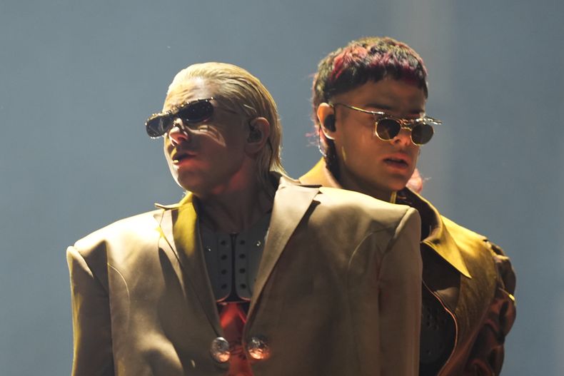 ARCHIVO- CA7RIEL, a la derecha, y Paco Amoroso se presentan en la Ciudad de México el 15 de agosto de 2025. (Foto AP/Fernando Llano, archivo)