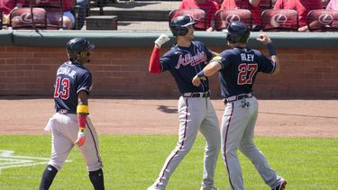 Matt Olson de los Bravos de Atlanta celebra con Austin Riley tras batear un jonrón de tres carreras en la sexta entrada del juego ante los Rojos de Cincinnati el domingo 25 de junio del 2023. (AP Foto/Jeff Dean)