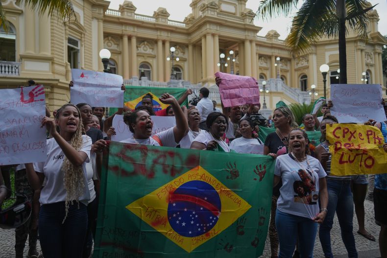 Residentes de la favela Penha protestan frente al Palacio de Guanabara en Río de Janeiro contra el operativo policial contra la pandilla Comando Vermelho el 29 de octubre del 2025. (AP foto/Silvia Izquierdo)