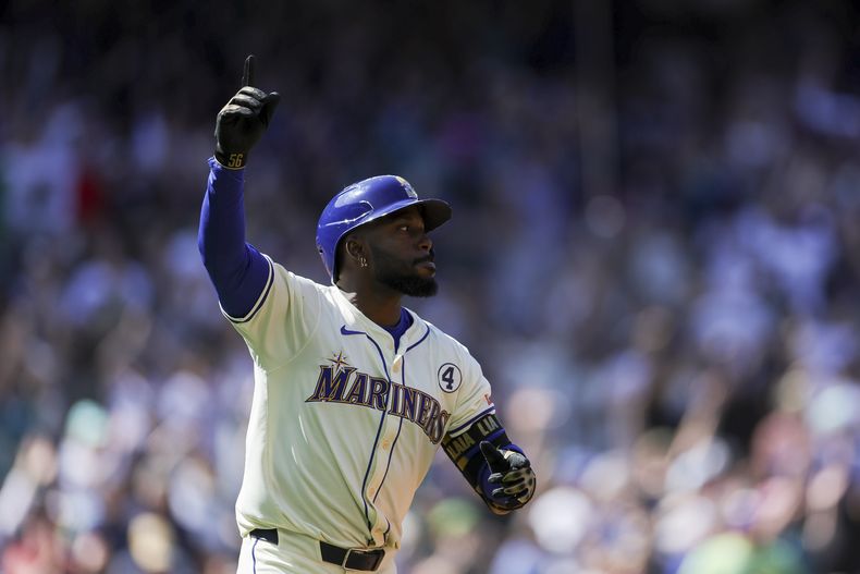 Randy Arozarena, de los Marineros de Seattle, observa su sencillo que produjo la carrera de Julio Rodriguez con la que dejaron tendidos en el terreno a los Mellizos de Minnesota en la novena entrada del juego de béisbol de Grandes Ligas del domingo 1 de junio de 2025, en Seattle. (AP Foto/Ryan Sun)