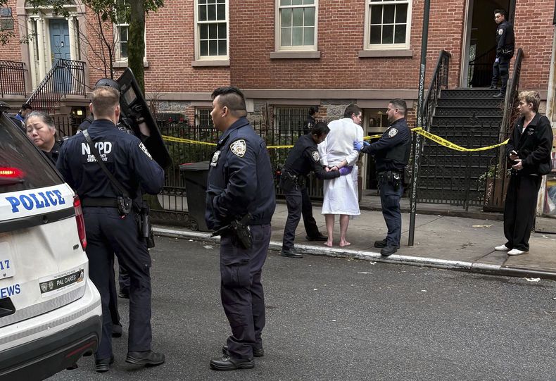 Policías de Nueva York arrestan a John Woeltz, acusado de secuestrar, atacar y retener a un hombre contra su voluntad por varias semanas en una lujosa casa de Manhattan, el viernes 23 de mayo de 2025, en Nueva York. (AP Foto/Kava Gorna vía AP)