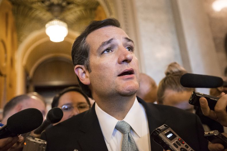 El senador Ted Cruz fotografiado el 25 de septiembre del 2013, luego de realizar una maniobra obstruccionista para impedir la aprobaci&oacute;n de una ley que hubiera evitado la suspensi&oacute;n parcial de las operaciones del gobierno de Estados Unidos.