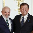 El presidente de Brasil, Luiz Inácio Lula da Silva, a la izquierda, y el primer ministro japonés, Shigeru Ishiba posan para las cámaras tras una conferencia de prensa conjunta en la casa de huéspedes del Palacio de Akasaka en Tokio, el miércoles 26 de marzo de 2025. (Rodrigo Reyes Marin/Pool Foto via AP)