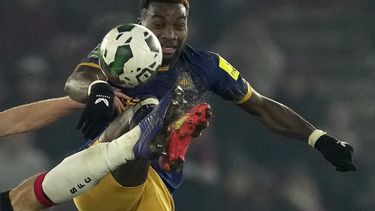 ARCHIVO - Allan Saint-Maximin de Newcastle disputa un balón en el partido contra Southampton por las semifinales de la Copa de la Liga inglesa, el 23 de enero de 2023. (AP Foto/Kin Cheung)