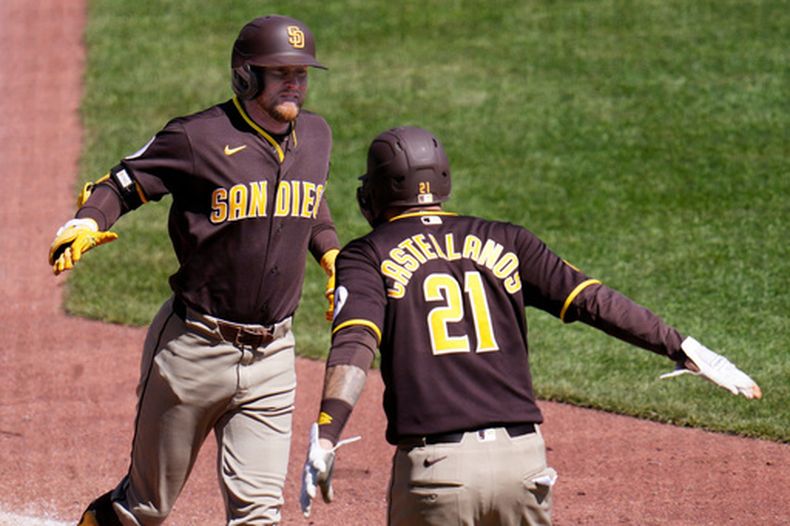 Jake Cronenworth (izquierda) recibe el saludo de Nick Castellanos (21) tras batear un jonrón ante los Piratas de Pittsburgh, el miércoles 8 de abril de 2026. (AP Foto/Gene J. Puskar)