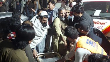 Rescatistas y voluntarios ayudan a las víctimas de una explosión a su llegada a un hospital, en Bannu, en el noroeste de Pakistán, el 4 de marzo de 2025. (AP Foto/Ehsan Ullah Khan)