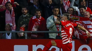 Valentín Castellanos (centro) celebra tras marcar el tercer gol de Girona en la victoria 4-2 ante el Real Madrid, el martes 25 de abril de 2023, en Girona. (AP Foto/Joan Monfort)