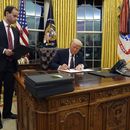 El presidente Donald Trump firma órdenes ejecutivas en la Oficina Oval en la Casa Blanca, el 20 de enero de 2025, en Washington. (AP Foto/Evan Vucci)