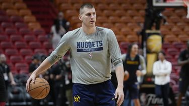 Nikola Jokic, pívot serbio de los Nuggets de Denver, calienta durante una práctica en Miami, el martes 6 de junio de 2023 (AP Foto/Marta Lavandier)