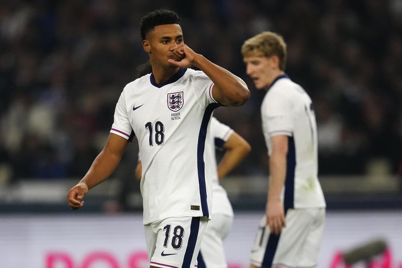 Ollie Watkins de Inglaterra celebra tras abrir el marcador en el encuentro del Grupo F de la Liga de Naciones ante Grecia el jueves 14 de noviembre del 2024.(AP Foto/Thanassis Stavrakis)