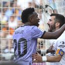 ARCHIVO - Vinicius Junior, izquierda, del Real Madrid, discute con los aficionados del Valencia luego de que éstos lo insultaran por su color de piel durante un partido entre ambos equipos el domingo 21 de mayo de 2023, en Valencia, España. José Luis Gaya del Valencia intenta contener al futbolista brasileño. (AP Foto/Alberto Saiz, archivo)