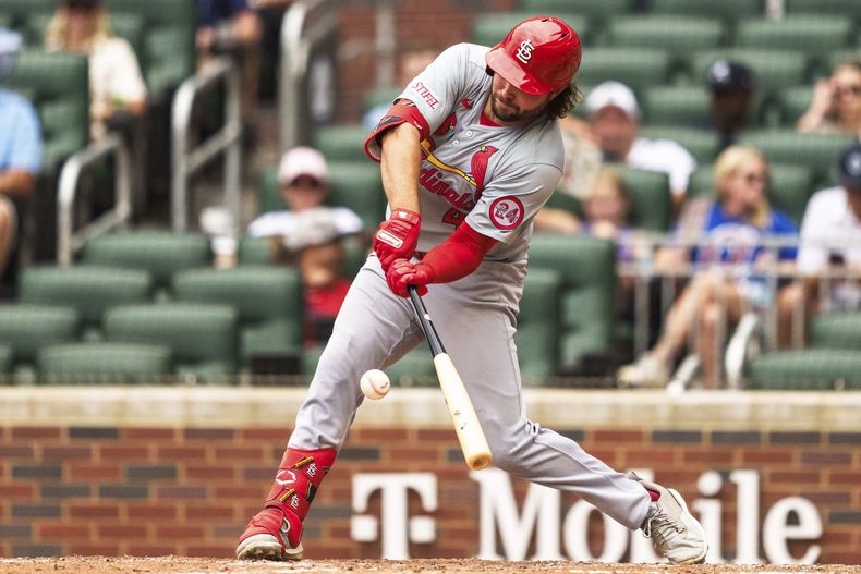 Alec Burleson de los Cardenales de San Luis batea en la octava entrada ante los Bravos de Atlanta el domingo 21 de julio del 2024. (AP Foto/Jason Allen)