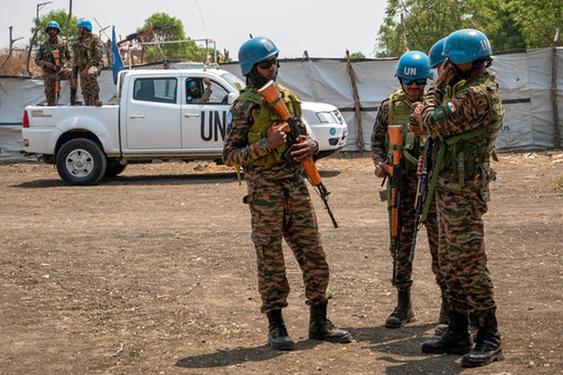 Soldados de la fuerza de paz de la ONU en Akobo, Sudán del Sur, el 21 de febrero del 2026. (AP foto/Florence Miettaux)