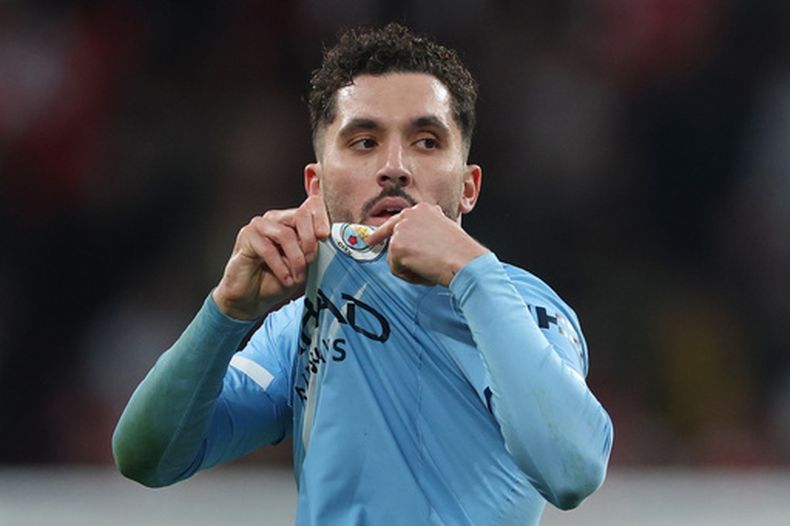 Rayan Cherki del Manchester City apunta al escudo del club al ser sustituido durante la final de la Copa FA contra Arsenal, el domingo 22 de marzo de 2026. (AP Foto/Richard Pelham)