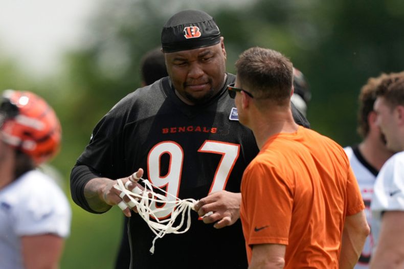 Dexter Lawrence II, de los Bengals de Cincinnati, se quita la cinta de las manos durante la práctica del equipo de fútbol americano de la NFL en Cincinnati, el martes 9 de junio de 2026. (Foto AP/Carolyn Kaster)