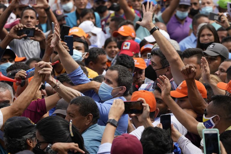Cientos protestan por inhabilitación de candidato venezolano